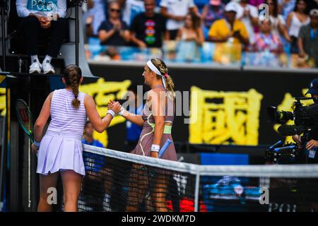 Melbourne, Australien. Januar 2024. Azarenka Victoria (R) aus Weißrussland und Ostapenko Jelena (L) aus Lettland Handshake während Runde 3 des Australian Open Tennis Turniers im Melbourne Park. Endpunktzahl: Ostapenko Jelena 0:2 Azarenka Victoria. (Foto: Alexander Bogatyrev/SOPA Images/SIPA USA) Credit: SIPA USA/Alamy Live News Stockfoto