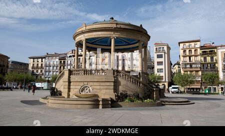 Der gewölbte Pavillon im Zentrum von Plaza del Castillo, Pamplona, Navarra, Spanien. Stockfoto