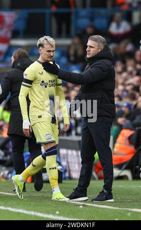 Elland Road, Leeds, Yorkshire, Großbritannien. Januar 2024. EFL Championship Football, Leeds gegen Preston North End; Preston North End-Manager Ryan Lowe spricht mit will Keane als Nachfolger von Credit: Action Plus Sports/Alamy Live News Stockfoto