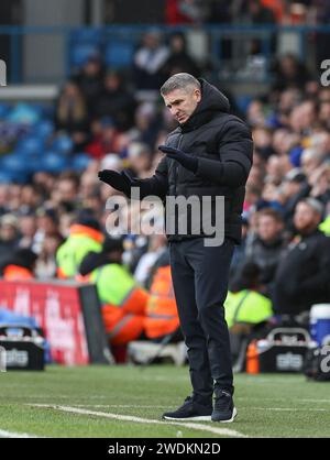 Elland Road, Leeds, Yorkshire, Großbritannien. Januar 2024. EFL Championship Football, Leeds gegen Preston North End; Preston North End Trainer Ryan Lowe sagt seinen Spielern, sich zu beruhigen Credit: Action Plus Sports/Alamy Live News Stockfoto