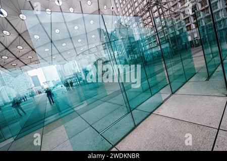 Glaspaneele unter La Grande Arche de la Défense in Paris, Frankreich Stockfoto