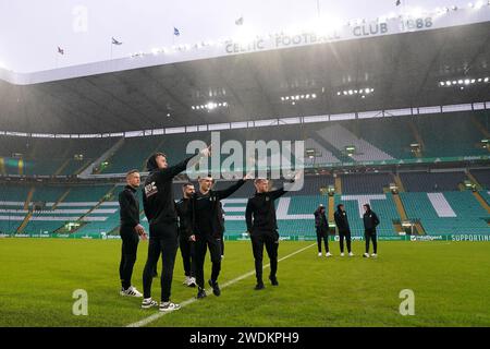 Die Spieler von Buckie Thistle laufen vor dem Spiel der vierten Runde des Scottish Cup im schottischen Celtic Park, Glasgow, Schottland. Bilddatum: Sonntag, 21. Januar 2024. Stockfoto