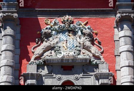 Wappen des Erzbischofs Maximilian Heinrich von Bayern, Portal der Kirche Saint Gerard, Notre-Dame-de-l'Immaculée-Conception, Lüttich, Belgien, EU Stockfoto