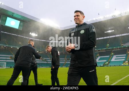 Buckie Thistle-Manager Graeme Stewart inspiziert das Feld vor dem Spiel der vierten Runde des Scottish Cup in Celtic Park, Glasgow, Schottland. Bilddatum: Sonntag, 21. Januar 2024. Stockfoto