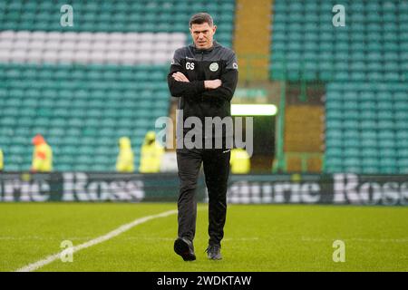 Buckie Thistle-Manager Graeme Stewart inspiziert das Feld vor dem Spiel der vierten Runde des Scottish Cup in Celtic Park, Glasgow, Schottland. Bilddatum: Sonntag, 21. Januar 2024. Stockfoto