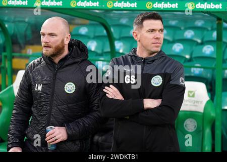Buckie Thistle-Manager Graeme Stewart (rechts) und Buckie Thistle-Assistent Lewis MacKinnon im Dugout vor dem Spiel der vierten Runde des Scottish Cup in Celtic Park, Glasgow, Schottland. Bilddatum: Sonntag, 21. Januar 2024. Stockfoto