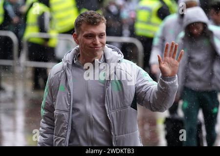 Celtic's Alistair Johnston trifft vor dem Spiel der vierten Runde des Scottish Cup in Celtic Park, Glasgow, Schottland, auf den Boden. Bilddatum: Sonntag, 21. Januar 2024. Stockfoto