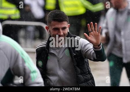 Celtic's Greg Taylor trifft vor dem Spiel der vierten Runde des Scottish Cup in Celtic Park, Glasgow, Schottland, an den Boden. Bilddatum: Sonntag, 21. Januar 2024. Stockfoto