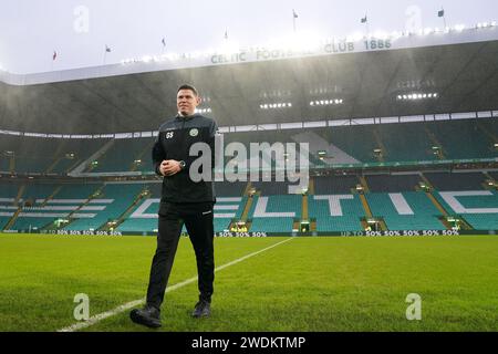 Buckie Thistle-Manager Graeme Stewart inspiziert das Feld vor dem Spiel der vierten Runde des Scottish Cup in Celtic Park, Glasgow, Schottland. Bilddatum: Sonntag, 21. Januar 2024. Stockfoto
