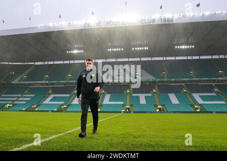 Buckie Thistle-Manager Graeme Stewart inspiziert das Feld vor dem Spiel der vierten Runde des Scottish Cup in Celtic Park, Glasgow, Schottland. Bilddatum: Sonntag, 21. Januar 2024. Stockfoto