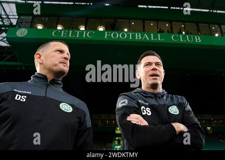 Buckie Thistle Trainer Graeme Stewart (rechts) und Buckie Thistle Trainer Darren Strong vor dem Spiel der vierten Runde des Scottish Cup in Celtic Park, Glasgow, Schottland. Bilddatum: Sonntag, 21. Januar 2024. Stockfoto