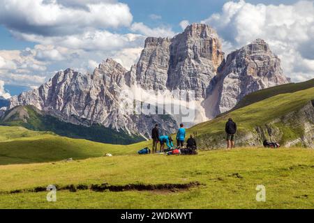 Gruppe von Touristen auf Wiese und Berg Pelmo, Alpen Dolomiten Berge, Italien Stockfoto