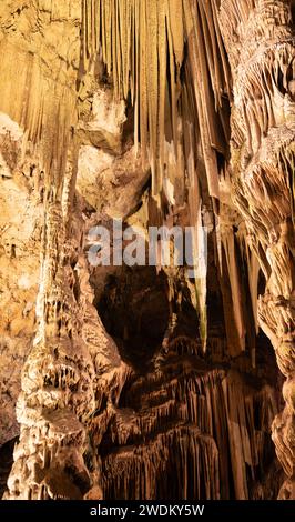 Einige der wunderschönen Stalaktiten in der Höhle von St. Michael, Gibraltar Stockfoto