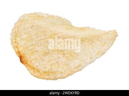 Ein isolierter knuspriger Kartoffelchip auf weißem Hintergrund, ideal für Imbisse und Lebensmittel-Themen. Stockfoto