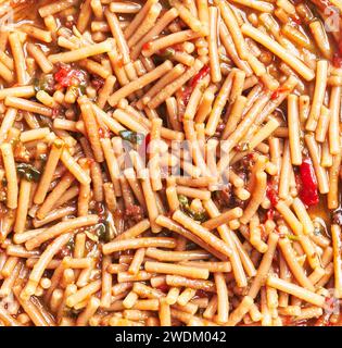 Aus nächster Nähe ein traditionelles italienisches Pasta e fagioli Gericht mit Bohnen, Nudeln und Gemüse in einer Tomatenbrühe. Stockfoto