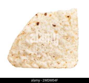 Nahaufnahme eines einzelnen Tortilla-Chips auf weißem Hintergrund, ideal für Snacks oder mexikanische Küche. Stockfoto