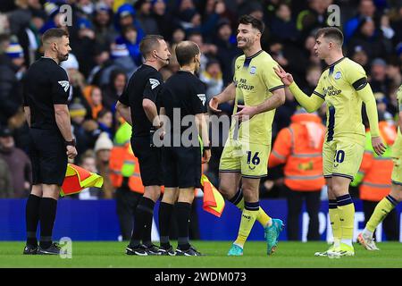 Leeds, Großbritannien. Januar 2024. Andrew Hughes aus Preston North End und Ben Woodburn aus Preston North End stehen am 21. Januar 2024 beim SKY BET EFL Championship Match von Leeds United FC gegen Preston North End FC in der Elland Road, Leeds, England, Großbritannien mit dem Schiedsrichter David Webb in Vollzeit gegenüber. Jede Zweite Media/Alamy Live News Stockfoto