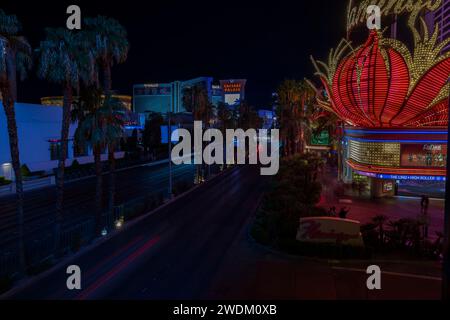 Wunderschöner Nachtanblick auf die Stadtlandschaft mit atemberaubenden, verschwommenen Lichtspuren von Autos auf dem Las Vegas Strip. Las Vegas. USA. Stockfoto