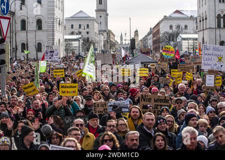 21. Januar 2024: Zusammen mit über 100.000 Menschen in Städten in ganz Deutschland protestierten knapp 300.000 empörte Münchner gegen die AfD-Partei und ihren von der Identitaere Bewegung entwickelten Plan zur „Rückwanderung“ zur Massenabschiebung von Ausländern und sogar Einbürgern. Die in Österreich ansässige radikal-rechte Identitaere Bewegung ist in den letzten Jahren parallel zum Aufstieg der AfD auf Platz zwei in den Umfragen wieder aufgewachsen, was viele dazu führte, dass die sogenannte "Firewall" zwischen Demokratie und Faschismus in Deutschland niederbricht. Der Remigrationsplan ist nichts Neues als die ID Stockfoto