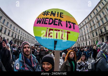 21. Januar 2024: Zusammen mit über 100.000 Menschen in Städten in ganz Deutschland protestierten knapp 300.000 empörte Münchner gegen die AfD-Partei und ihren von der Identitaere Bewegung entwickelten Plan zur „Rückwanderung“ zur Massenabschiebung von Ausländern und sogar Einbürgern. Die in Österreich ansässige radikal-rechte Identitaere Bewegung ist in den letzten Jahren parallel zum Aufstieg der AfD auf Platz zwei in den Umfragen wieder aufgewachsen, was viele dazu führte, dass die sogenannte "Firewall" zwischen Demokratie und Faschismus in Deutschland niederbricht. Der Remigrationsplan ist nichts Neues als die ID Stockfoto