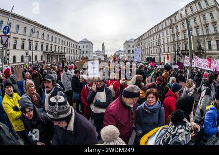 21. Januar 2024: Zusammen mit über 100.000 Menschen in Städten in ganz Deutschland protestierten knapp 300.000 empörte Münchner gegen die AfD-Partei und ihren von der Identitaere Bewegung entwickelten Plan zur „Rückwanderung“ zur Massenabschiebung von Ausländern und sogar Einbürgern. Die in Österreich ansässige radikal-rechte Identitaere Bewegung ist in den letzten Jahren parallel zum Aufstieg der AfD auf Platz zwei in den Umfragen wieder aufgewachsen, was viele dazu führte, dass die sogenannte "Firewall" zwischen Demokratie und Faschismus in Deutschland niederbricht. Der Remigrationsplan ist nichts Neues als die ID Stockfoto