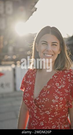 Die wunderschöne hispanische Frau posiert strahlend, lacht und lächelt und strahlt Selbstvertrauen aus im yasaka-Tempel in kyoto, japan. Stockfoto