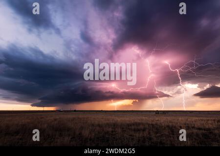 Gewitter mit dramatischen Sturmwolken und Blitzen über einem Feld in New Mexico Stockfoto