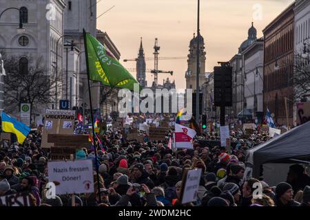 21. Januar 2024: Zusammen mit über 100.000 Menschen in Städten in ganz Deutschland protestierten knapp 300.000 empörte Münchner gegen die AfD-Partei und ihren von der Identitaere Bewegung entwickelten Plan zur „Rückwanderung“ zur Massenabschiebung von Ausländern und sogar Einbürgern. Die in Österreich ansässige radikal-rechte Identitaere Bewegung ist in den letzten Jahren parallel zum Aufstieg der AfD auf Platz zwei in den Umfragen wieder aufgewachsen, was viele dazu führte, dass die sogenannte "Firewall" zwischen Demokratie und Faschismus in Deutschland niederbricht. Der Remigrationsplan ist nichts Neues als die ID Stockfoto