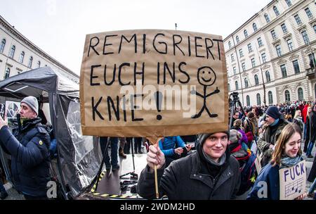 21. Januar 2024: Zusammen mit über 100.000 Menschen in Städten in ganz Deutschland protestierten knapp 300.000 empörte Münchner gegen die AfD-Partei und ihren von der Identitaere Bewegung entwickelten Plan zur „Rückwanderung“ zur Massenabschiebung von Ausländern und sogar Einbürgern. Die in Österreich ansässige radikal-rechte Identitaere Bewegung ist in den letzten Jahren parallel zum Aufstieg der AfD auf Platz zwei in den Umfragen wieder aufgewachsen, was viele dazu führte, dass die sogenannte "Firewall" zwischen Demokratie und Faschismus in Deutschland niederbricht. Der Remigrationsplan ist nichts Neues als die ID Stockfoto