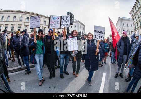 21. Januar 2024: Zusammen mit über 100.000 Menschen in Städten in ganz Deutschland protestierten knapp 300.000 empörte Münchner gegen die AfD-Partei und ihren von der Identitaere Bewegung entwickelten Plan zur „Rückwanderung“ zur Massenabschiebung von Ausländern und sogar Einbürgern. Die in Österreich ansässige radikal-rechte Identitaere Bewegung ist in den letzten Jahren parallel zum Aufstieg der AfD auf Platz zwei in den Umfragen wieder aufgewachsen, was viele dazu führte, dass die sogenannte "Firewall" zwischen Demokratie und Faschismus in Deutschland niederbricht. Der Remigrationsplan ist nichts Neues als die ID Stockfoto