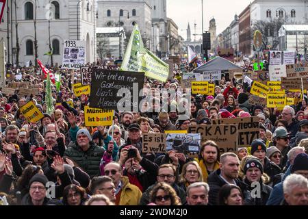 21. Januar 2024: Zusammen mit über 100.000 Menschen in Städten in ganz Deutschland protestierten knapp 300.000 empörte Münchner gegen die AfD-Partei und ihren von der Identitaere Bewegung entwickelten Plan zur „Rückwanderung“ zur Massenabschiebung von Ausländern und sogar Einbürgern. Die in Österreich ansässige radikal-rechte Identitaere Bewegung ist in den letzten Jahren parallel zum Aufstieg der AfD auf Platz zwei in den Umfragen wieder aufgewachsen, was viele dazu führte, dass die sogenannte "Firewall" zwischen Demokratie und Faschismus in Deutschland niederbricht. Der Remigrationsplan ist nichts Neues als die ID Stockfoto