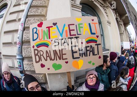 21. Januar 2024: Zusammen mit über 100.000 Menschen in Städten in ganz Deutschland protestierten knapp 300.000 empörte Münchner gegen die AfD-Partei und ihren von der Identitaere Bewegung entwickelten Plan zur „Rückwanderung“ zur Massenabschiebung von Ausländern und sogar Einbürgern. Die in Österreich ansässige radikal-rechte Identitaere Bewegung ist in den letzten Jahren parallel zum Aufstieg der AfD auf Platz zwei in den Umfragen wieder aufgewachsen, was viele dazu führte, dass die sogenannte "Firewall" zwischen Demokratie und Faschismus in Deutschland niederbricht. Der Remigrationsplan ist nichts Neues als die ID Stockfoto