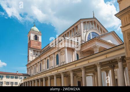 Kathedrale von Novara auf der Piazza della Repubblica, Piemont, Italien. Cattedrale di Santa Maria Assunta mit Säulengalerie. Reiseziel Stockfoto