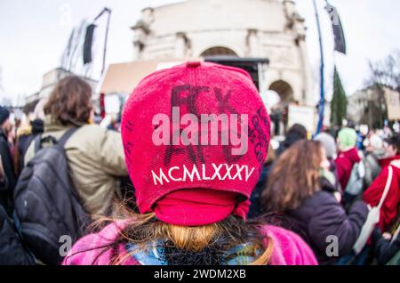 21. Januar 2024: Zusammen mit über 100.000 Menschen in Städten in ganz Deutschland protestierten knapp 300.000 empörte Münchner gegen die AfD-Partei und ihren von der Identitaere Bewegung entwickelten Plan zur „Rückwanderung“ zur Massenabschiebung von Ausländern und sogar Einbürgern. Die in Österreich ansässige radikal-rechte Identitaere Bewegung ist in den letzten Jahren parallel zum Aufstieg der AfD auf Platz zwei in den Umfragen wieder aufgewachsen, was viele dazu führte, dass die sogenannte "Firewall" zwischen Demokratie und Faschismus in Deutschland niederbricht. Der Remigrationsplan ist nichts Neues als die ID Stockfoto