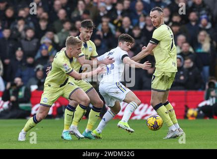 Elland Road, Leeds, Yorkshire, Großbritannien. Januar 2024. EFL Championship Football, Leeds gegen Preston North End; Daniel James von Leeds United beschützt den Ball vor Ali McCann will Keane und Andrew Hughes Credit: Action Plus Sports/Alamy Live News Stockfoto