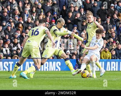 Elland Road, Leeds, Yorkshire, Großbritannien. Januar 2024. EFL Championship Football, Leeds gegen Preston North End; Daniel James von Leeds United lässt den Ball unter Druck von Liam Millar Andrew Hughes und Ali McCann. Credit: Action Plus Sports/Alamy Live News Stockfoto