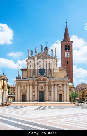 Historisches Zentrum der italienischen Stadt. Busto Arsizio Stadt, piazza San Giovanni mit Basilika San Giovanni Battista in der Provinz Varese, Lombardei, Italien Stockfoto