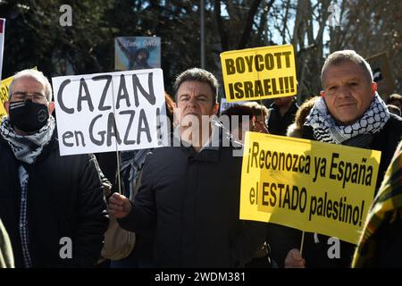 Demonstranten halten Plakate während einer pro-Palästina-Demonstration. Hunderte von Demonstranten, die palästinensische Fahnen und Banner gegen Israel tragen, versammelten sich am Bahnhof Atocha und begeben sich anschließend zum Cibeles-Platz in Madrid, Spanien, um für einen Waffenstillstand in Gaza zu rufen. Stockfoto