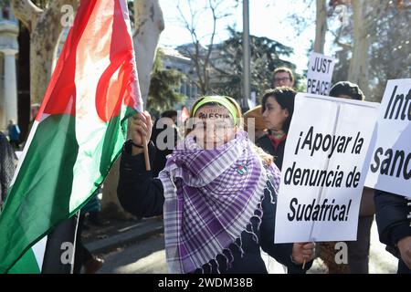 Während einer propalästinensischen Demonstration hält ein junger Demonstrant eine palästinensische Flagge. Hunderte von Demonstranten, die palästinensische Fahnen und Banner gegen Israel tragen, versammelten sich am Bahnhof Atocha und begeben sich anschließend zum Cibeles-Platz in Madrid, Spanien, um für einen Waffenstillstand in Gaza zu rufen. Stockfoto