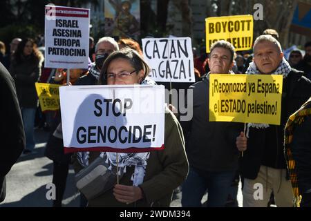 Demonstranten halten Plakate während einer pro-Palästina-Demonstration. Hunderte von Demonstranten, die palästinensische Fahnen und Banner gegen Israel tragen, versammelten sich am Bahnhof Atocha und begeben sich anschließend zum Cibeles-Platz in Madrid, Spanien, um für einen Waffenstillstand in Gaza zu rufen. Stockfoto
