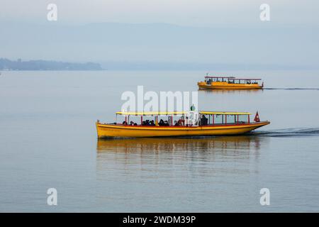 La Perle du Lac solarbetriebener Mouette Wasserbus mit öffentlichen Verkehrsmitteln auf einem ruhigen Lac Leman, Genfer See, Genf Schweiz Stockfoto