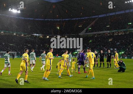 Celtic und Buckie Thistle gehen auf das Feld vor dem Spiel der vierten Runde des Scottish Cup im Celtic Park, Glasgow, Schottland. Bilddatum: Sonntag, 21. Januar 2024. Stockfoto