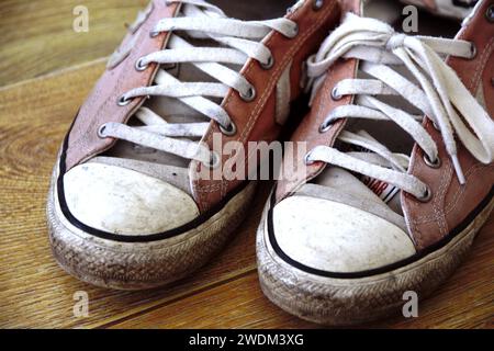 Converse Trainer. Beliebte Schuhmarke in Sneakers und Tennisschuhen, alles Star-Design. Vintage, dreckig, abgenutzt in zwei Knabbereien. Stockfoto