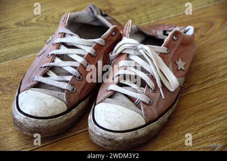 Converse Trainer. Beliebte Schuhmarke in Sneakers und Tennisschuhen, alles Star-Design. Vintage, dreckig, abgenutzt in zwei Knabbereien. Stockfoto