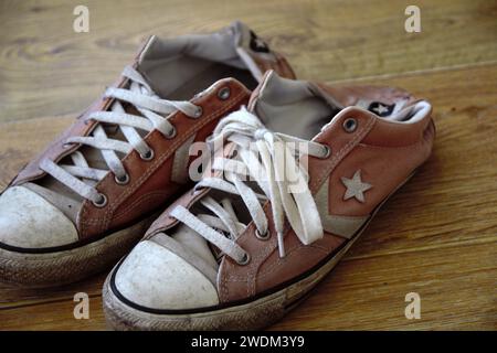 Converse Trainer. Beliebte Schuhmarke in Sneakers und Tennisschuhen, alles Star-Design. Vintage, dreckig, abgenutzt in zwei Knabbereien. Stockfoto