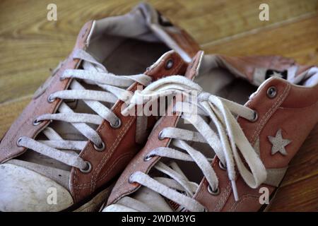 Converse Trainer. Beliebte Schuhmarke in Sneakers und Tennisschuhen, alles Star-Design. Vintage, dreckig, abgenutzt in zwei Knabbereien. Stockfoto