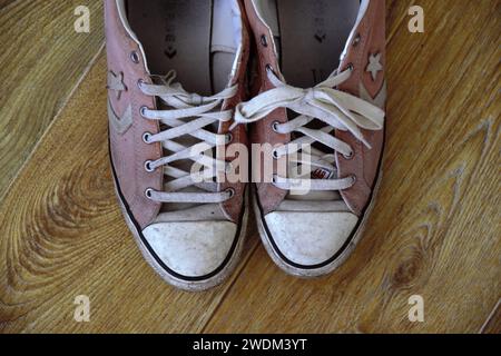 Converse Trainer. Beliebte Schuhmarke in Sneakers und Tennisschuhen, alles Star-Design. Vintage, dreckig, abgenutzt in zwei Knabbereien. Stockfoto