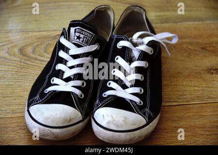 Converse Trainer. Beliebte Schuhmarke in Sneakers und Tennisschuhen, alles Star-Design. Vintage, dreckig, abgenutzt in zwei Knabbereien. Stockfoto