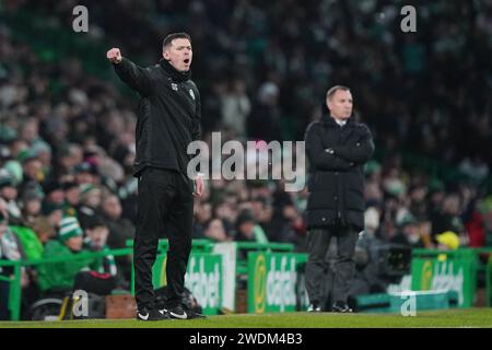 Buckie Thistle-Manager Graeme Stewart (links) gibt beim Spiel der vierten Runde des Scottish Cup im Celtic Park, Glasgow, Schottland. Bilddatum: Sonntag, 21. Januar 2024. Stockfoto