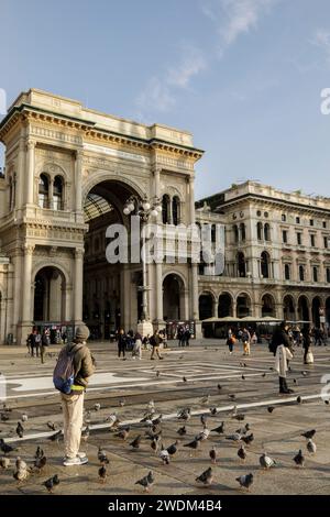 Touristen füttern und fotografieren die Tauben und den dom auf der Piazza del Duomo, Mailand, Mailand, Italien Stockfoto